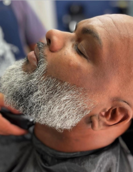 Ambiente premium da Capitão Barbershop — cadeiras confortáveis e ar-condicionado